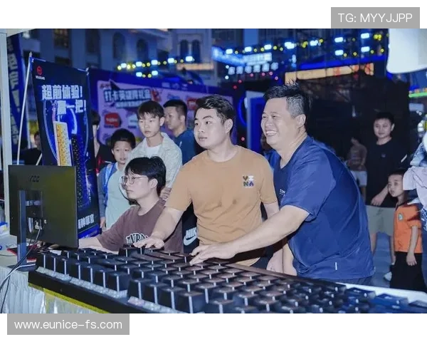 《英雄联盟全球总决赛激战正酣 赛季巅峰对决引爆电竞热潮》