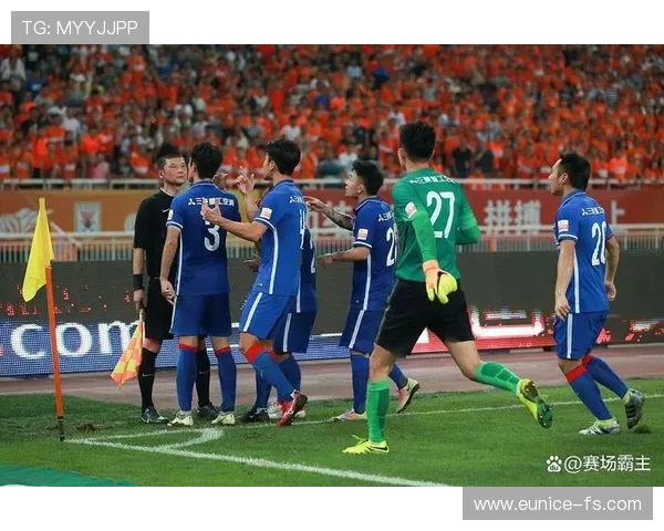 中国足球队迎战亚洲杯劲敌 备战状态引发球迷热议 中国足球队迎战亚洲杯劲敌 备战状态引发球迷热议